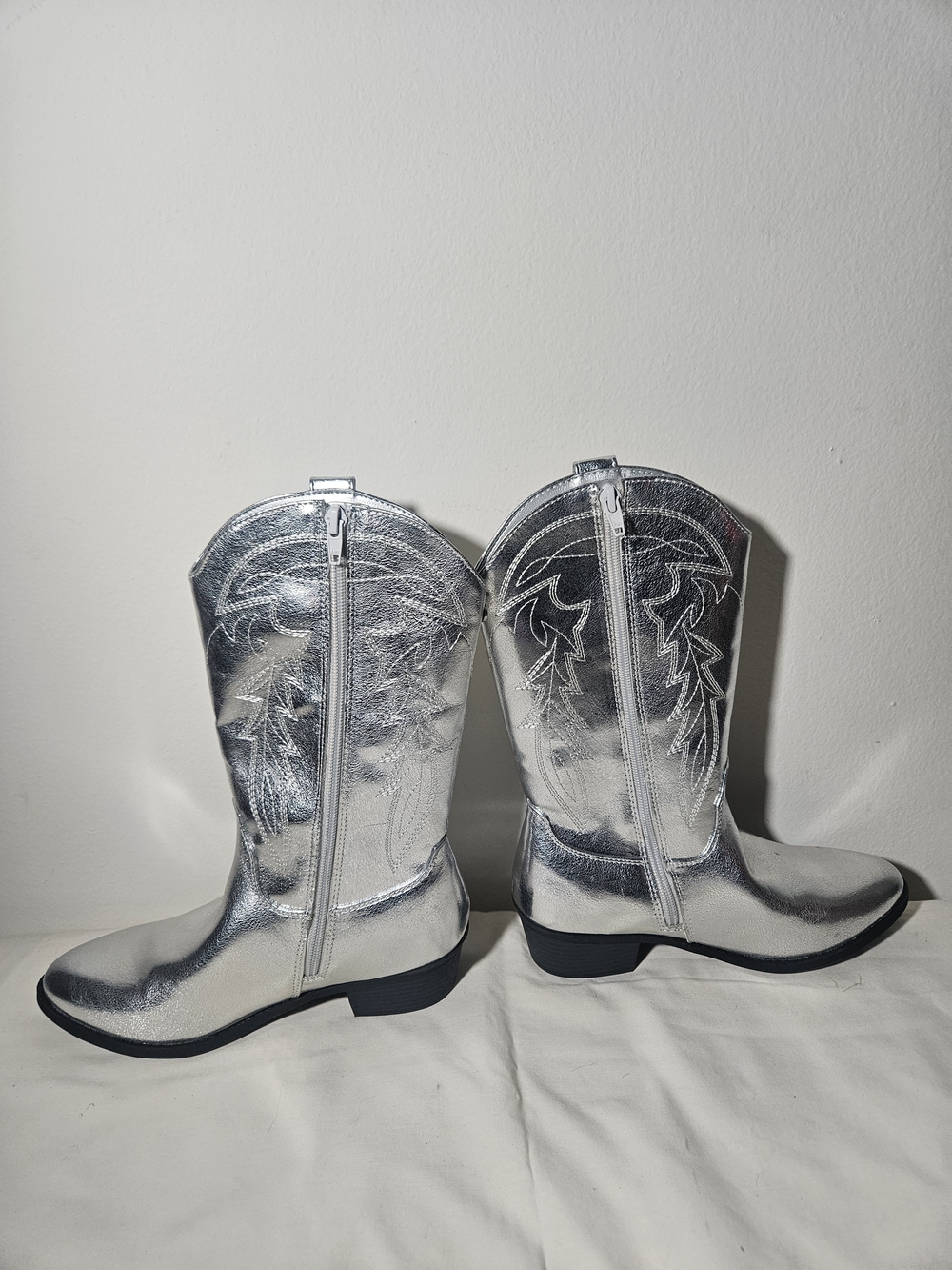 MADDEN NYC Boots Metallic Silver Pointed Toe Western Cowboy Boots women’s size 5